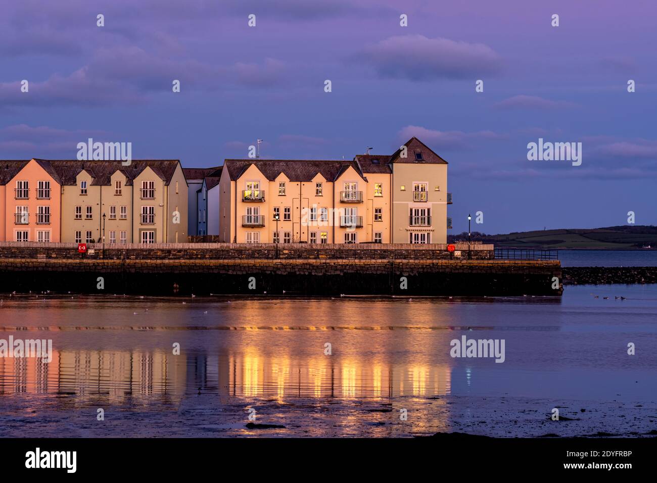 Killyleagh Quay case sulla riva di Strangford Lough Foto Stock