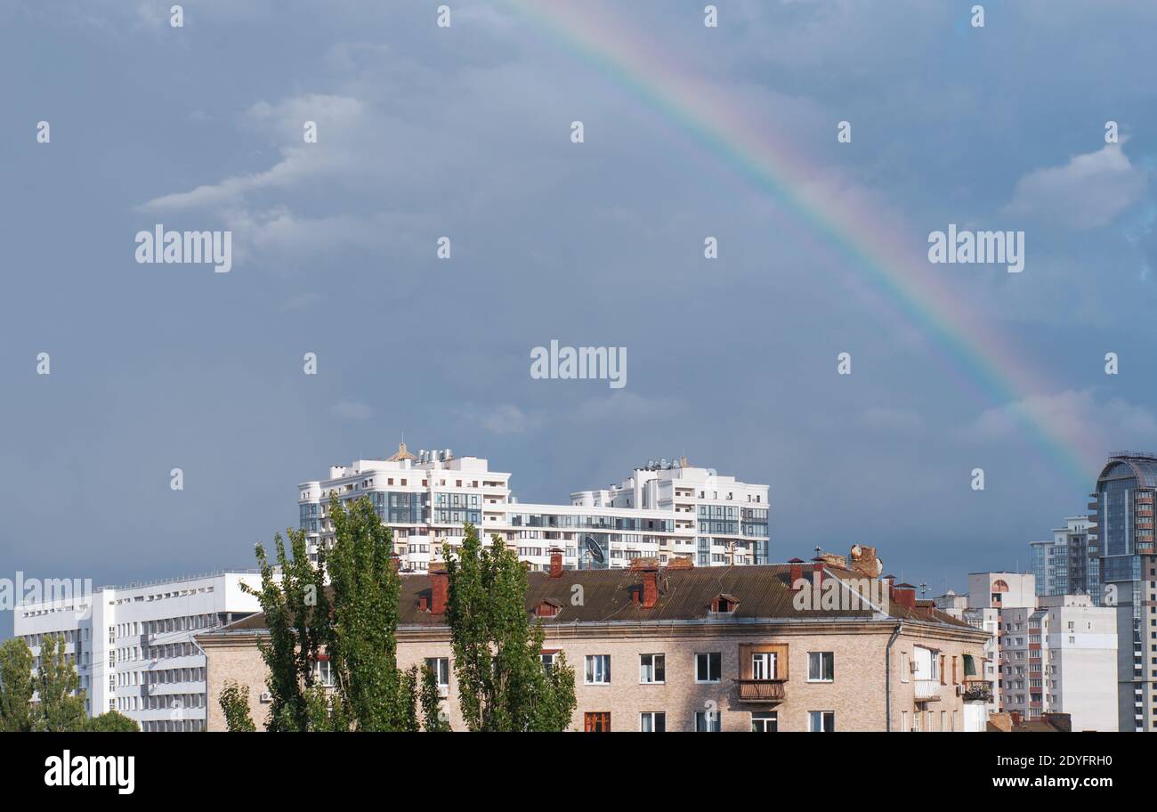 Bellissimo arcobaleno sulla città di Kiev, Ucraina. Foto Stock