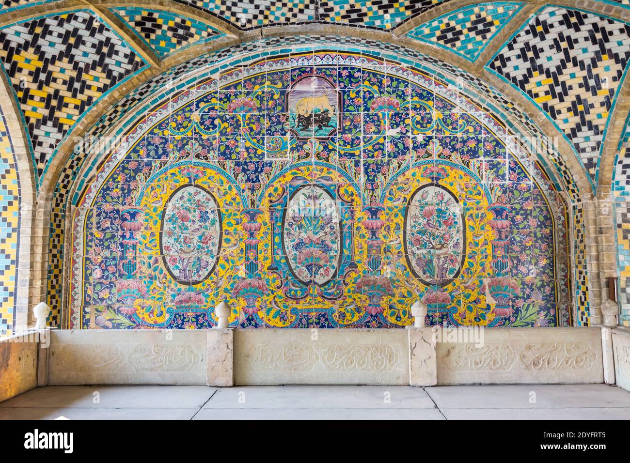 Decorazioni interne con piastrelle colorate di Karim Khani Nook (Khalvat e Karim Khani) al complesso del palazzo Golestan a Teheran, Iran Foto Stock