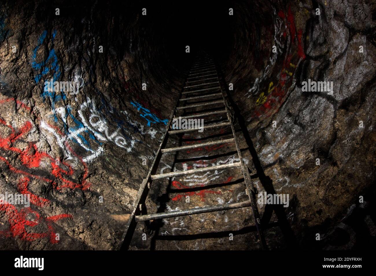 Nelle viscere di Parigi. Esplorazione nelle catacombe vietate di Parigi. Dans les entrailles de Paris. Esplorazioni dans le catacombes interdites de pari Foto Stock