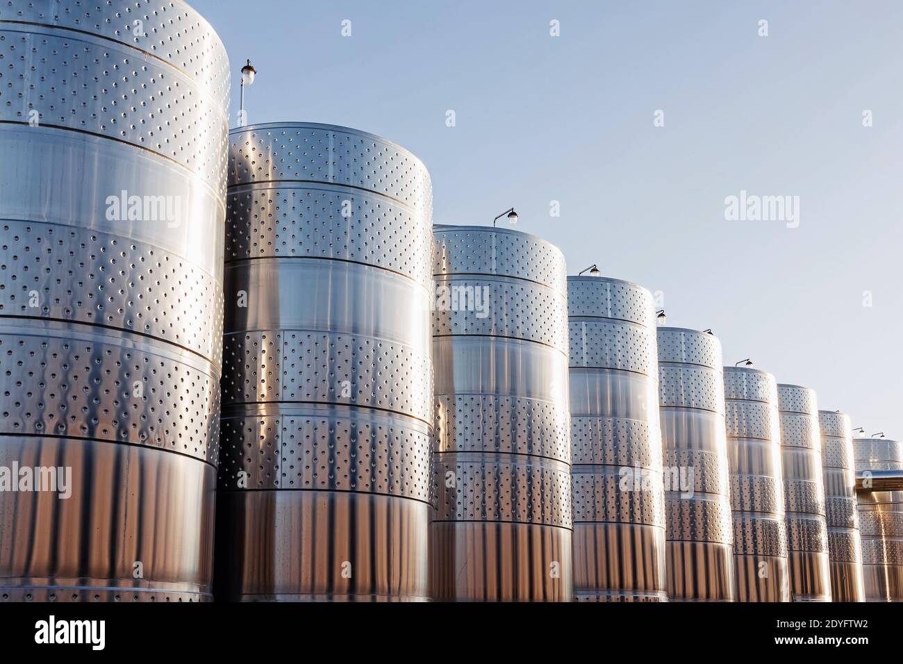 Moderno impianto di vinificazione, produzione di vino Foto Stock