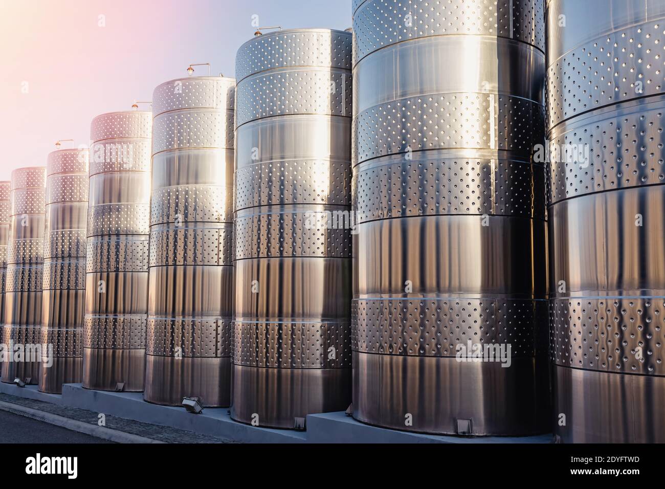 Moderno impianto di vinificazione, produzione di vino Foto Stock