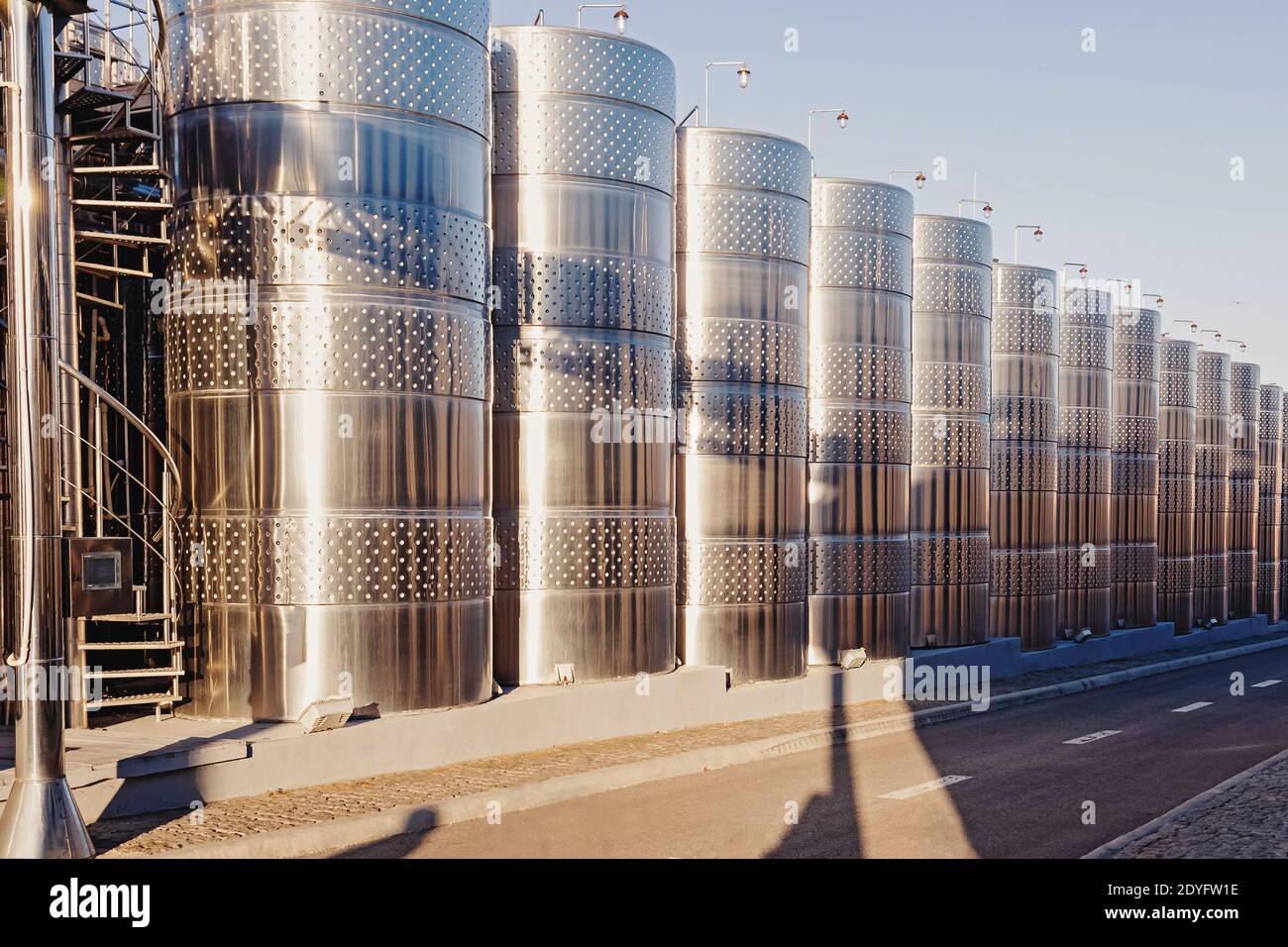 Moderno impianto di vinificazione, produzione di vino. Foto Stock