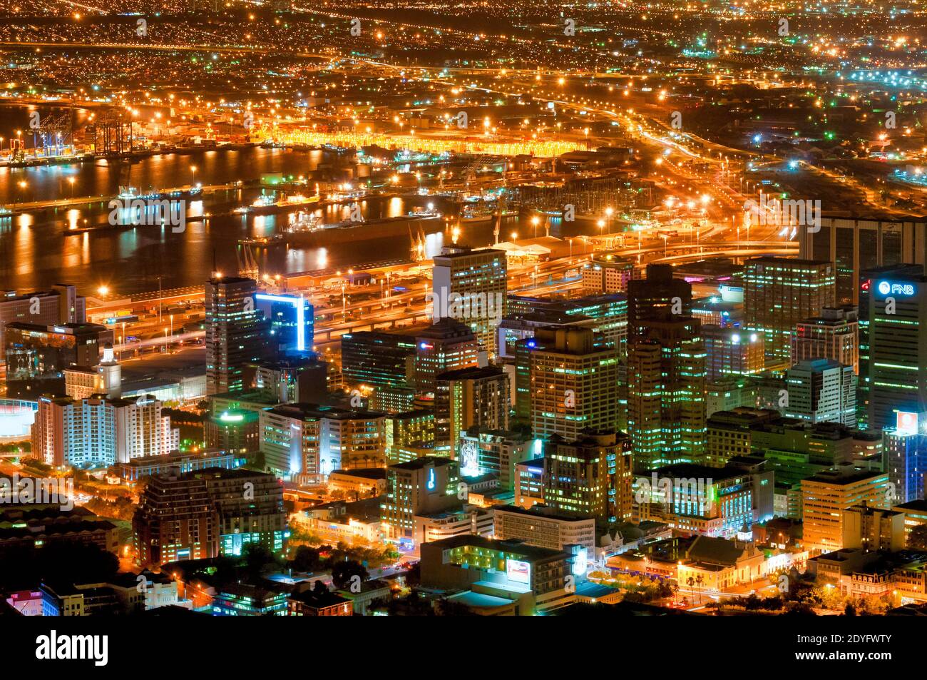 Vista del centro di Città del Capo di notte, Sud Africa Foto Stock
