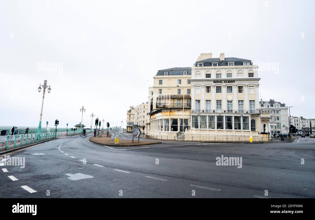 Brighton UK 26 dicembre 2020 - le strade di Brighton sono tranquille il giorno di Santo Stefano, come l'intero Sussex è andato al Tier 4 la notte scorsa a mezzanotte. Le nuove restrizioni COVID-19 del coronavirus stanno colpendo milioni di persone nel sud e nel sud-est della Gran Bretagna: Credit Simon Dack / Alamy Live News Foto Stock