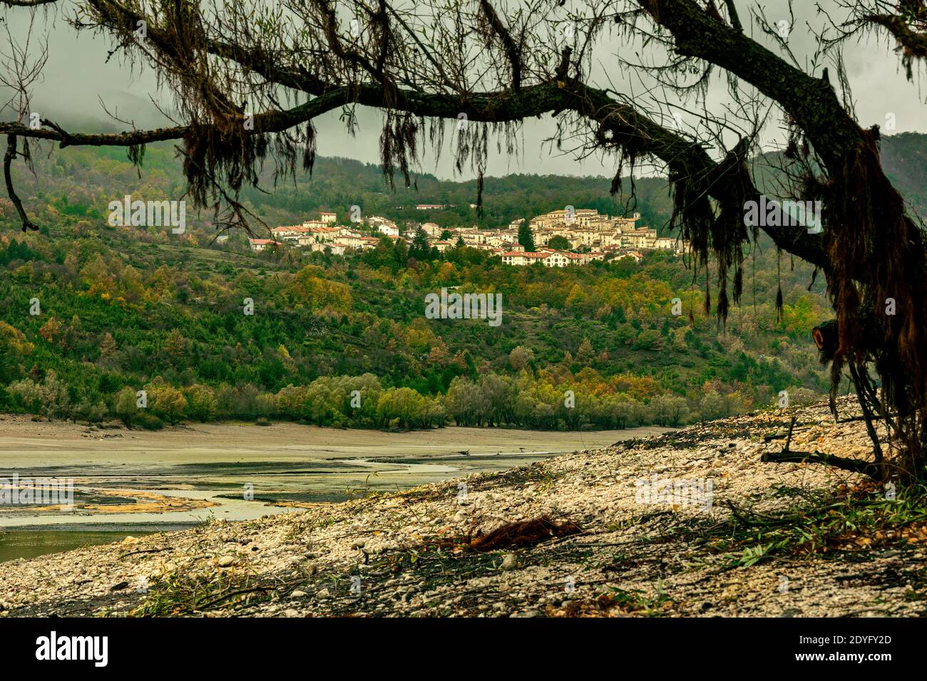Dal lago di Barrea, la città di Civitella Alfedena. Parco Nazionale d'Abruzzo, Lazio e Molise, Abruzzo, Italia Foto Stock