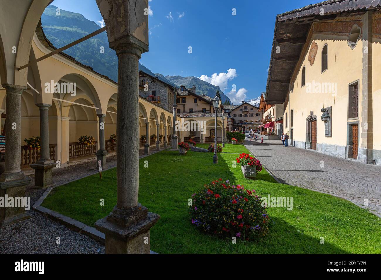 Uno scorcio del piccolo villaggio alpino di Gressoney Saint Jean. Aosta, Valle d'Aosta, Italia, Europa Foto Stock