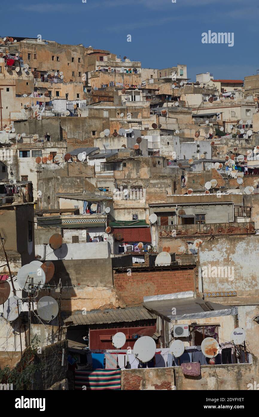 La Casbah di Algeri, Algeria, una città millenaria classificata dall'UNESCO nel 1992 come Patrimonio dell'Umanità, nel sito di al. Questa vecchia Medina si estende su 105 ettari ed è composta da vicoli scoscesi e da un groviglio di case costruite su un ripido pendio di 118 m di altezza. Secondo l'UNESCO, le operazioni di ripristino del patrimonio costruito della Casbah intraprese nell'ambito del piano di salvaguardia contribuiscono a mantenere l'integrità del sito. Tuttavia, vi sono minacce legate in particolare a interventi incontrollati. Inoltre, molte case sono in rovina o minacciano di cadere in rovina. La Casbah è anche conosciuta Foto Stock