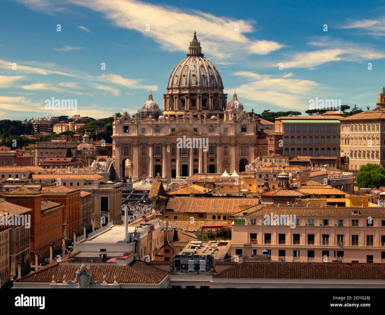 Vista della Basilica di San Pietro in Vaticano, sui tetti di Roma Foto Stock