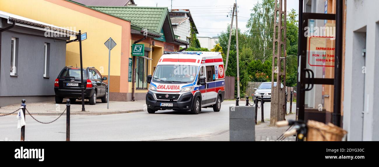Ambulanza polacca che guida attraverso le strade della piccola città, trasporto medico, servizi di emergenza auto, veicolo sparato, banner Foto Stock