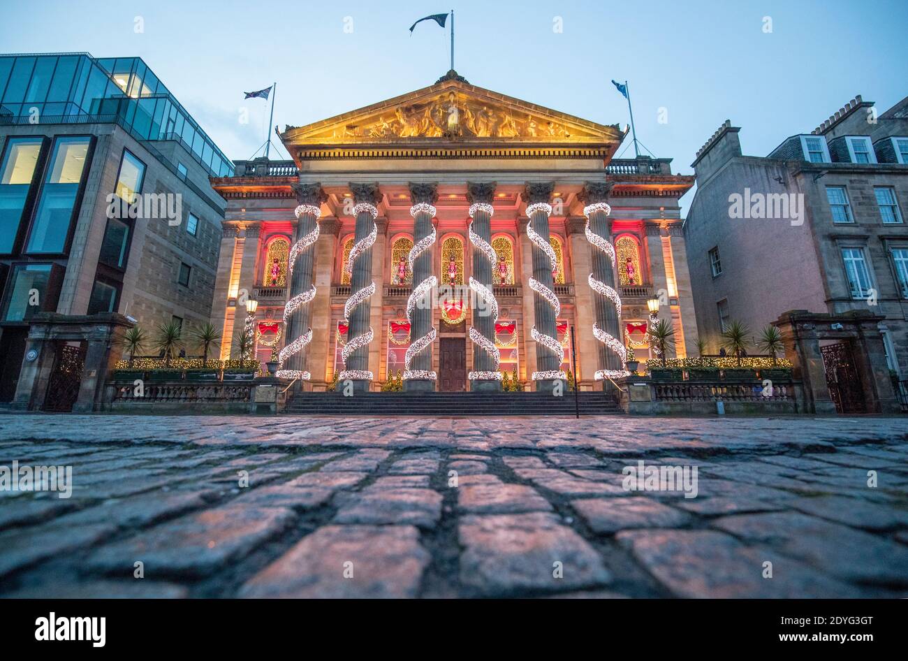 The Dome on George Street, Edimburgo in Scozia, dove le restrizioni del Covid-19 sono state aumentate per tre settimane da oggi in risposta a un nuovo ceppo del virus. La Scozia continentale si trova ora al livello 4 – il livello più difficile – e le isole si sono spostate al livello 3. Foto Stock