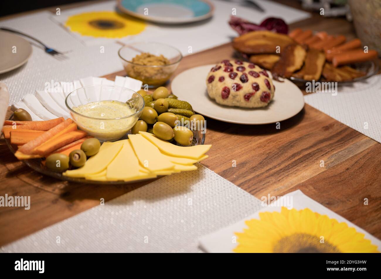 Delizioso taglio vegano freddo di varie verdure e proteine servito su tavolo da pranzo in legno. Foto Stock