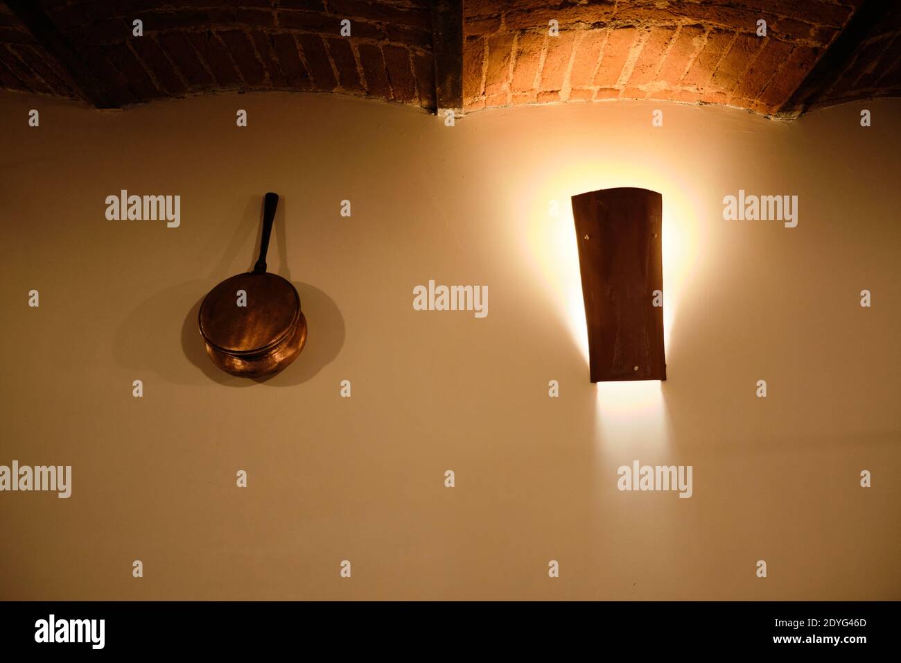 particolare di un faretto e vaso di rame in un rinnovato taverna d'epoca Foto Stock