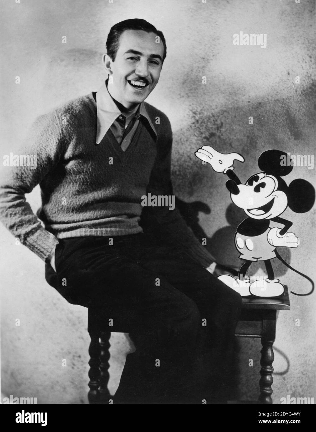WALT DISNEY 1934 Ritratto con TOPOLINO di CLARENCE SINCLAIR BULL preso al momento che era coinvolto nel provvedere Animazione cartoon per LA COMMEDIA FILM HOLLYWOOD PARTY a Metro Goldwyn Mayer Foto Stock