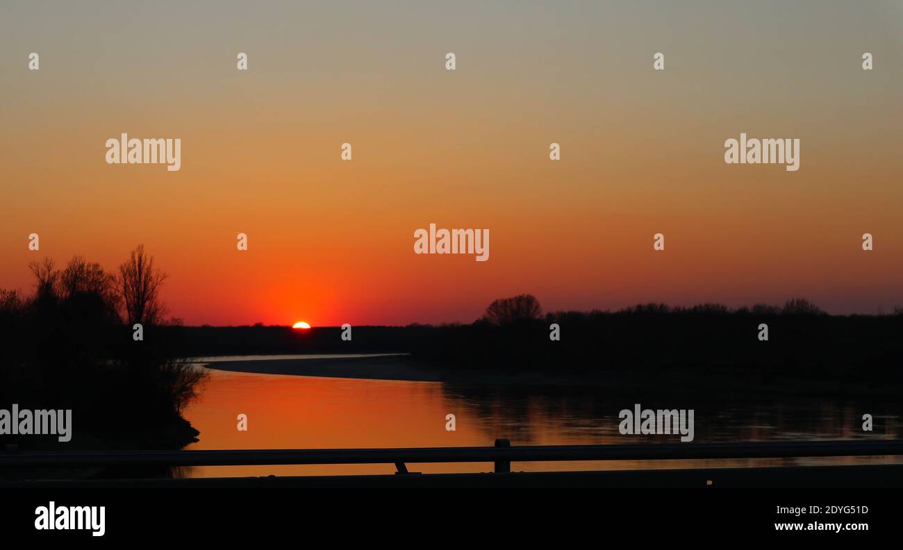 dal ponte di fronte al tramonto. Foto Stock