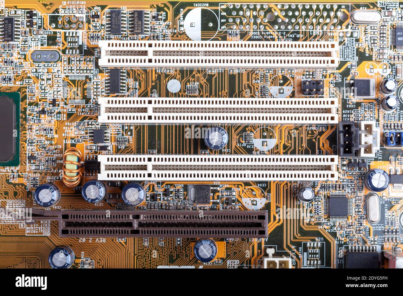 Scheda madre slot PCI vuoti liberi semplice vista dall'alto. Bus di interconnessione per componenti periferici, connessione hardware aggiuntiva, vecchio pc desktop Foto Stock
