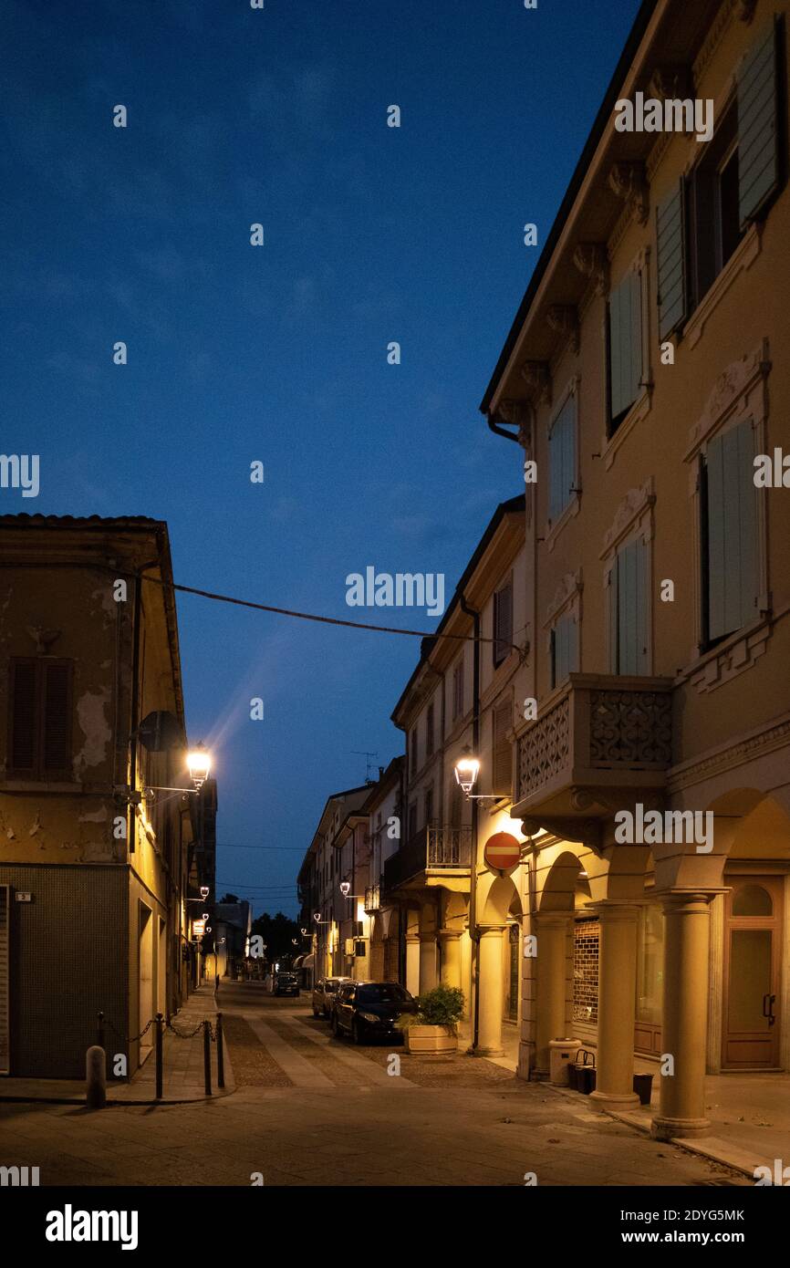 Una chiesa con un orologio sul lato di a. edificio Foto Stock