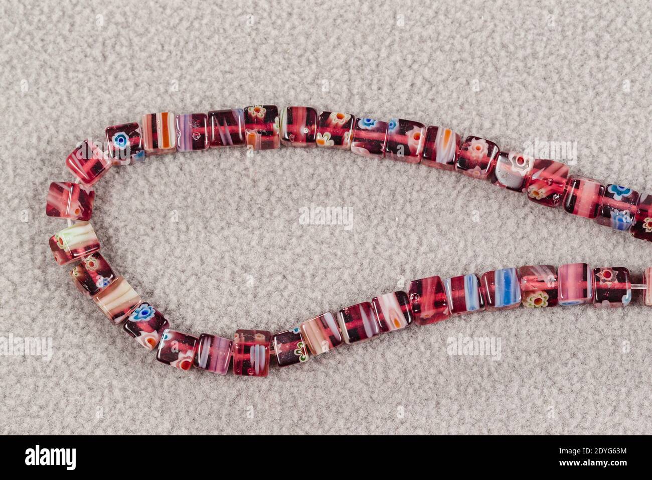 stand di perle quadrate multicolore per la creazione di gioielli Foto Stock