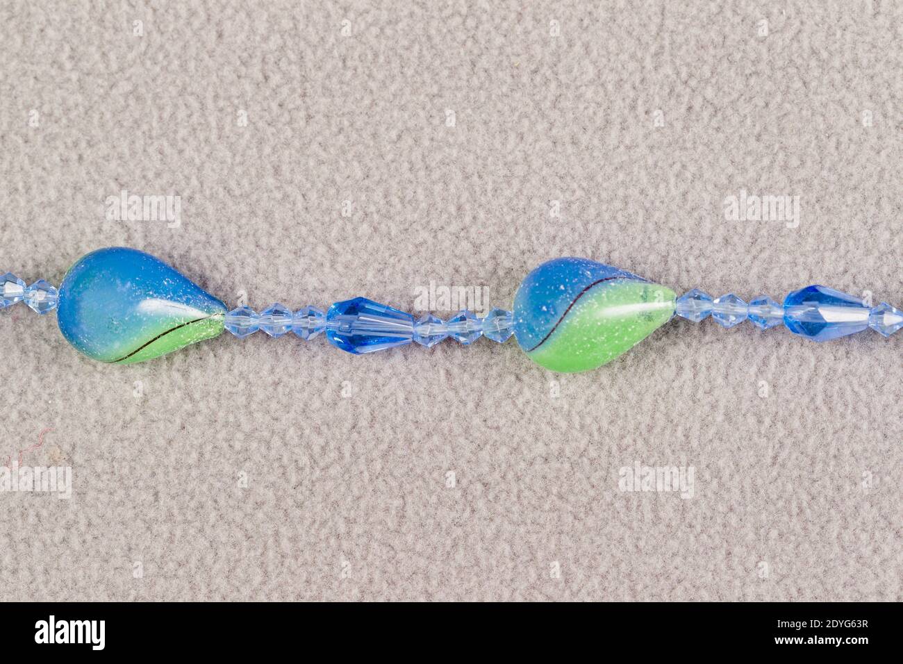 stativo di perline blu ovali per la creazione di gioielli Foto Stock