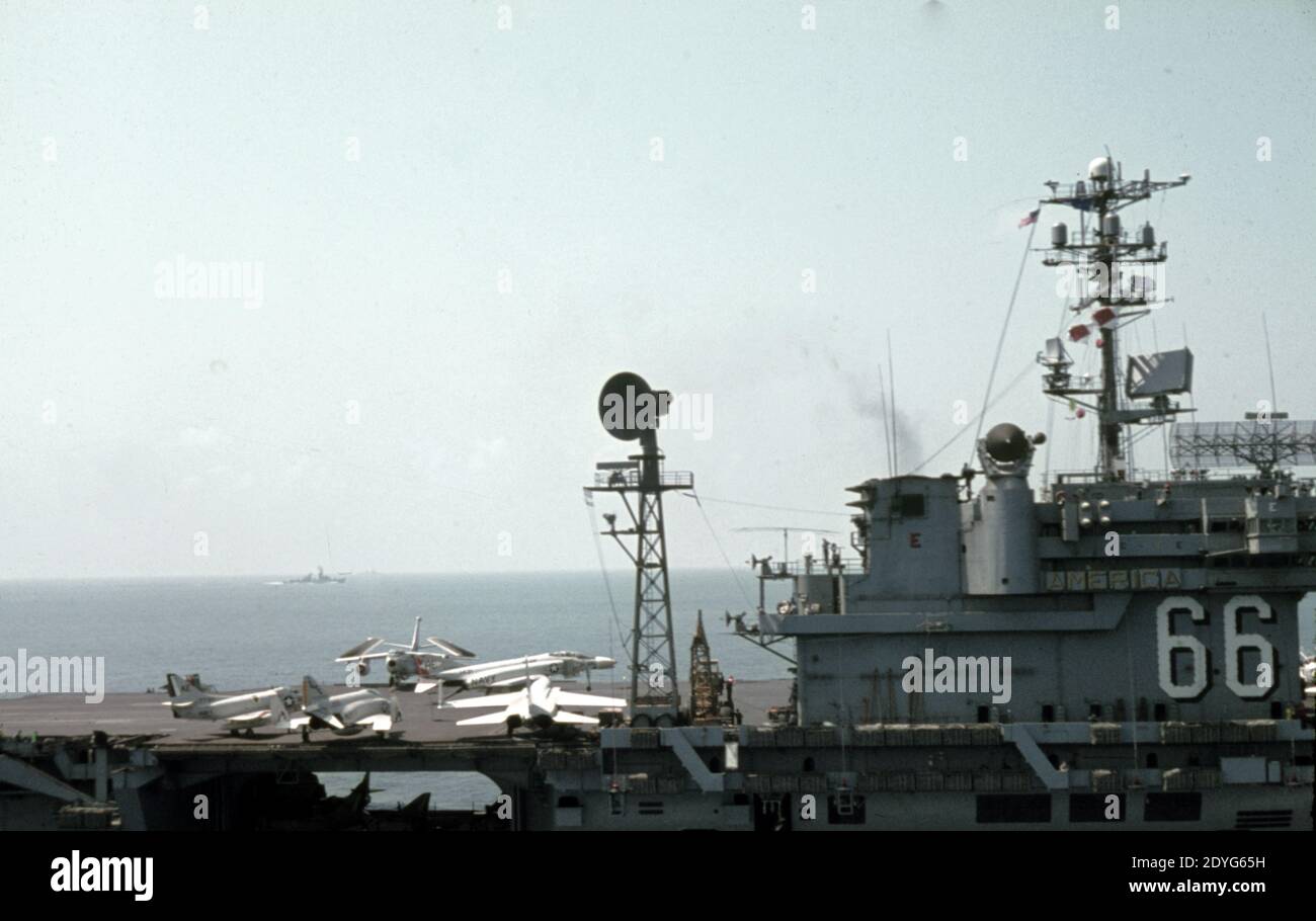 US NAVY / United States Navy Flugzeugträger Kitty-Hawk-Klasse / aereo Carrier Kitty-Hawk-Class - USS America CV-66 - Landing Douglas EA-3B (A3D-2Q) Skywarrior Foto Stock