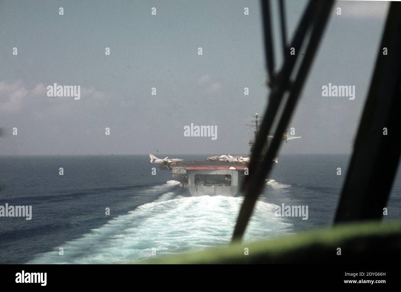 US NAVY / United States Navy Flugzeugträger Kitty-Hawk-Klasse / aereo Carrier Kitty-Hawk-Class - USS America CV-66 - Douglas EA-3B (A3D-2Q) Skywarrior Foto Stock