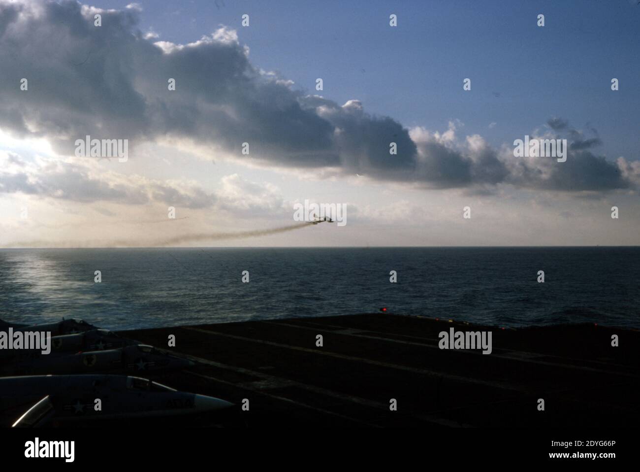 US NAVY / United States Navy Flugzeugträger Kitty-Hawk-Klasse / aereo Carrier Kitty-Hawk-Class - USS America CV-66 - Landing McDonnell Douglas F-4B FANTOCCIO II Foto Stock