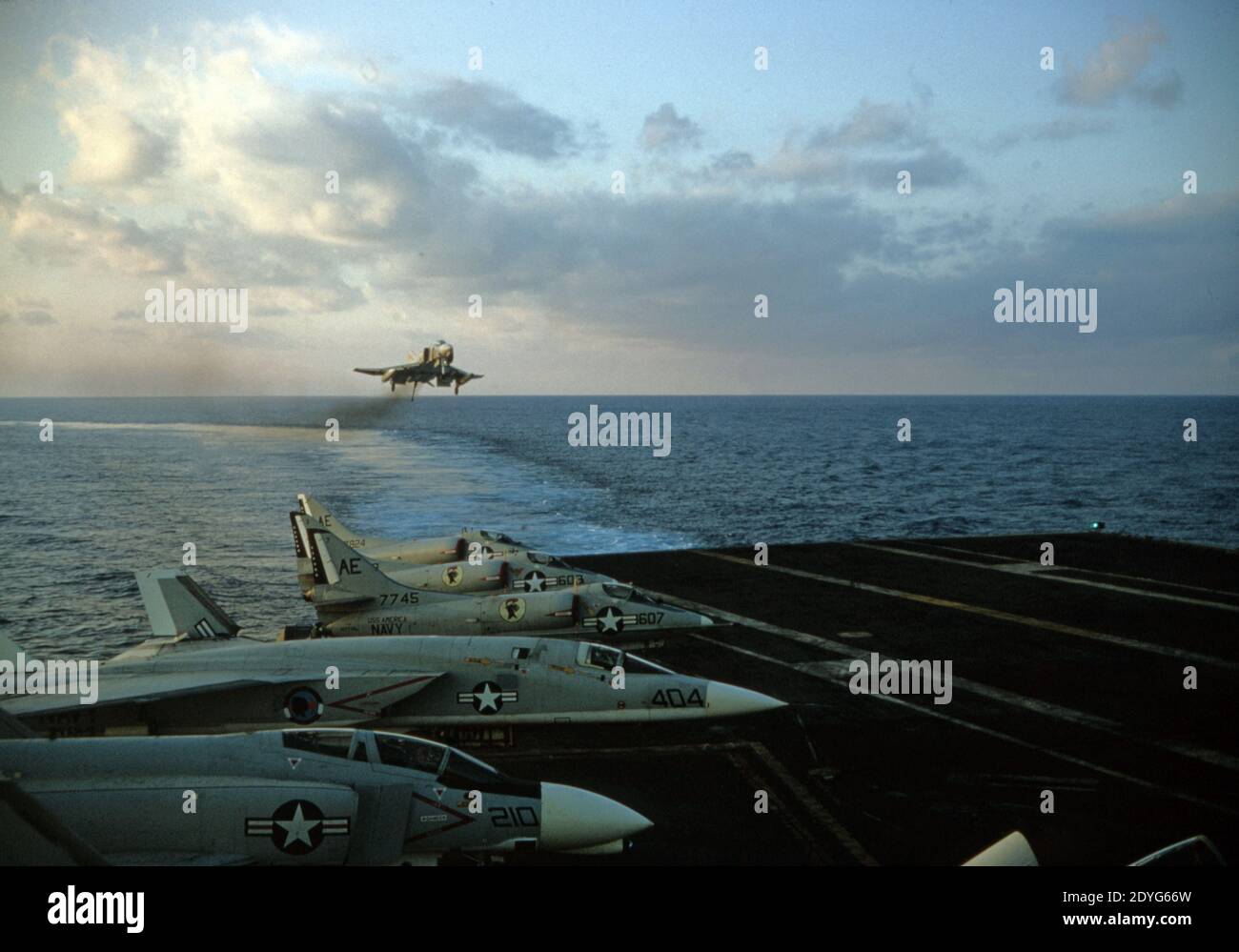 US NAVY / United States Navy Flugzeugträger Kitty-Hawk-Klasse / aereo Carrier Kitty-Hawk-Class - USS America CV-66 - Landing McDonnell Douglas F-4B FANTOCCIO II Foto Stock