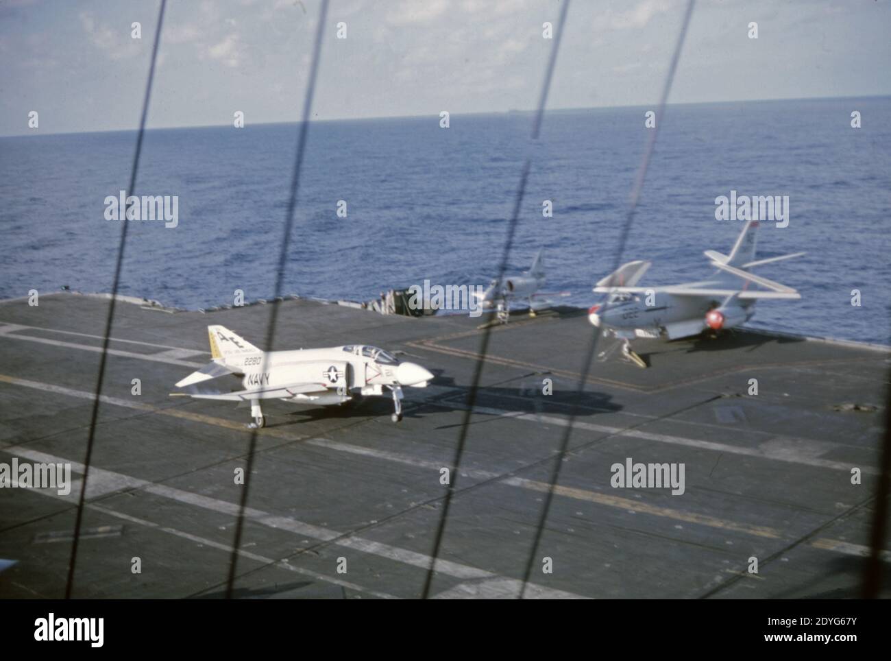 US NAVY / United States Navy Flugzeugträger Kitty-Hawk-Klasse / aereo Carrier Kitty-Hawk-Class - USS America CV-66 - Landing McDonnell Douglas F-4B FANTOCCIO II Foto Stock