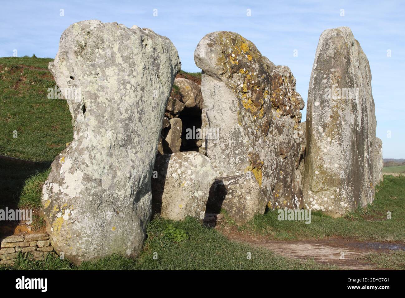 West Kennett Long Barrow tomba neolitica vicino Silbury Hill, Wiltshire Foto Stock