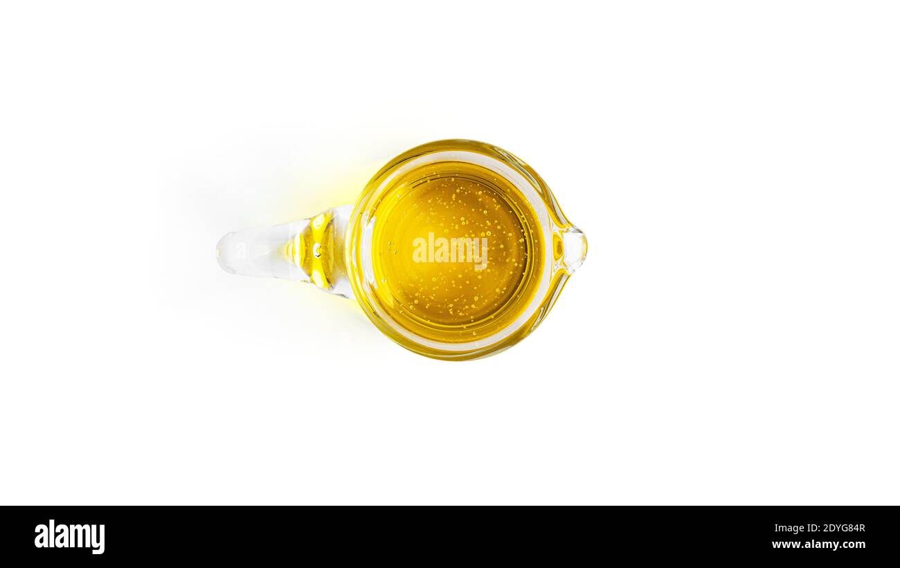 Vaso olio di oliva isolato su sfondo bianco. Foto di alta qualità Foto Stock