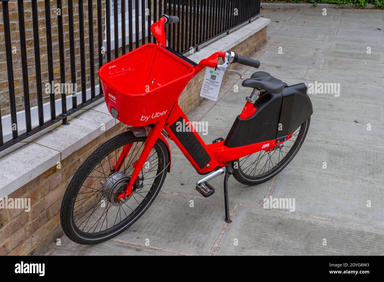 A Jump by Uber bici elettrica rossa seduta sul marciapiede su Richmond Hill, Londra ovest, Regno Unito. Foto Stock