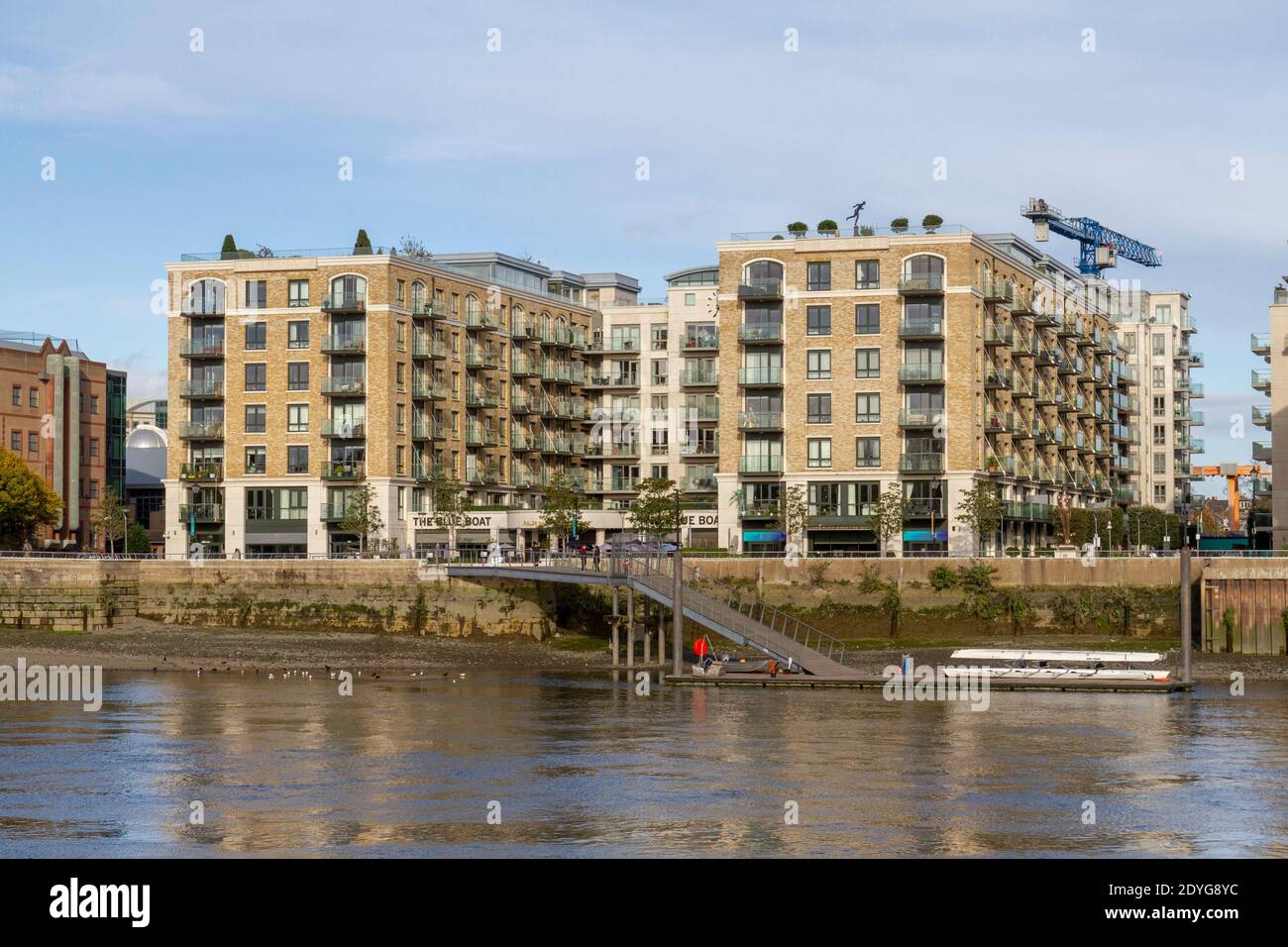 Vista sul Tamigi verso Distillery Wharf, i moderni edifici residenziali di Fulham Reach, West London, Regno Unito. Foto Stock