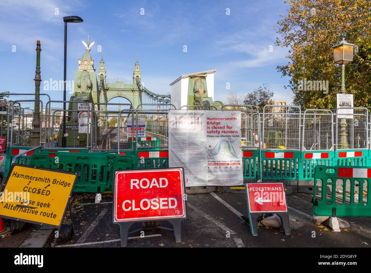 Hammersmith Bridge sul Tamigi, chiuso a causa di gravi difetti nella struttura di 133 anni fa, Londra, Regno Unito. Foto Stock