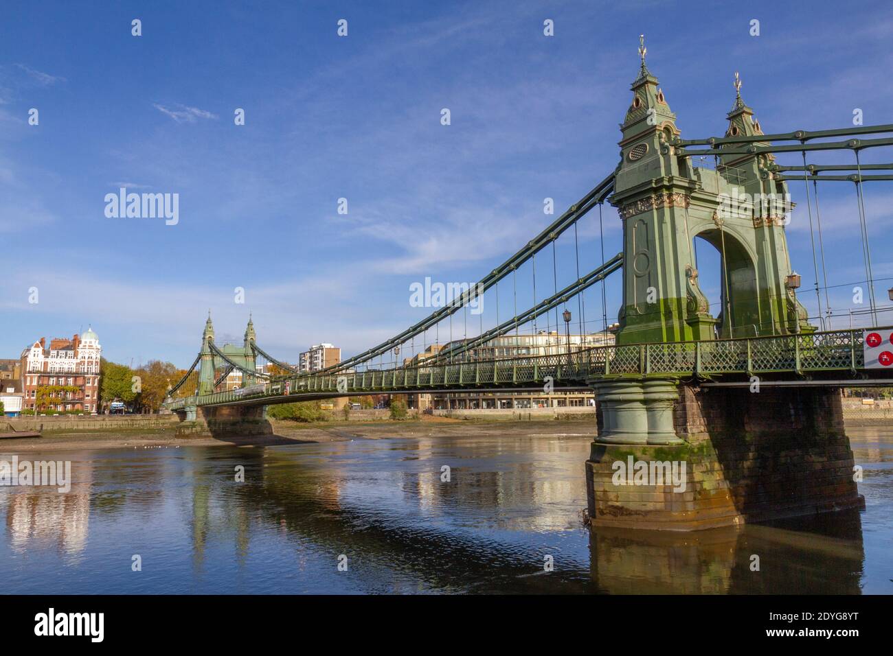 Hammersmith Bridge sul Tamigi, chiuso a causa di gravi difetti nella struttura di 133 anni fa, Londra, Regno Unito. Foto Stock