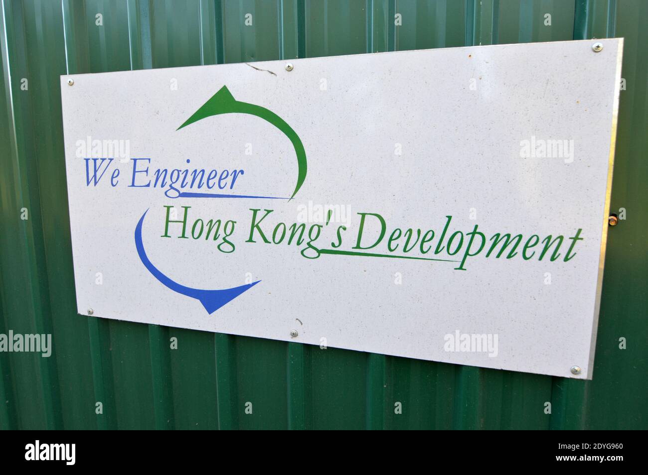 Firma con slogan del Dipartimento di Ingegneria civile e sviluppo, Hong Kong Foto Stock