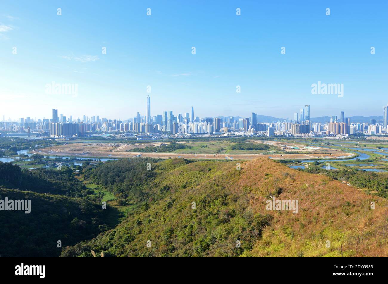 Sono in corso lavori di costruzione al Lok ma Chau Loop per l'Hong Kong-Shenzhen Innovation and Technology Park (dicembre 2020) con lo skyline di Shenzhen, Cina Foto Stock