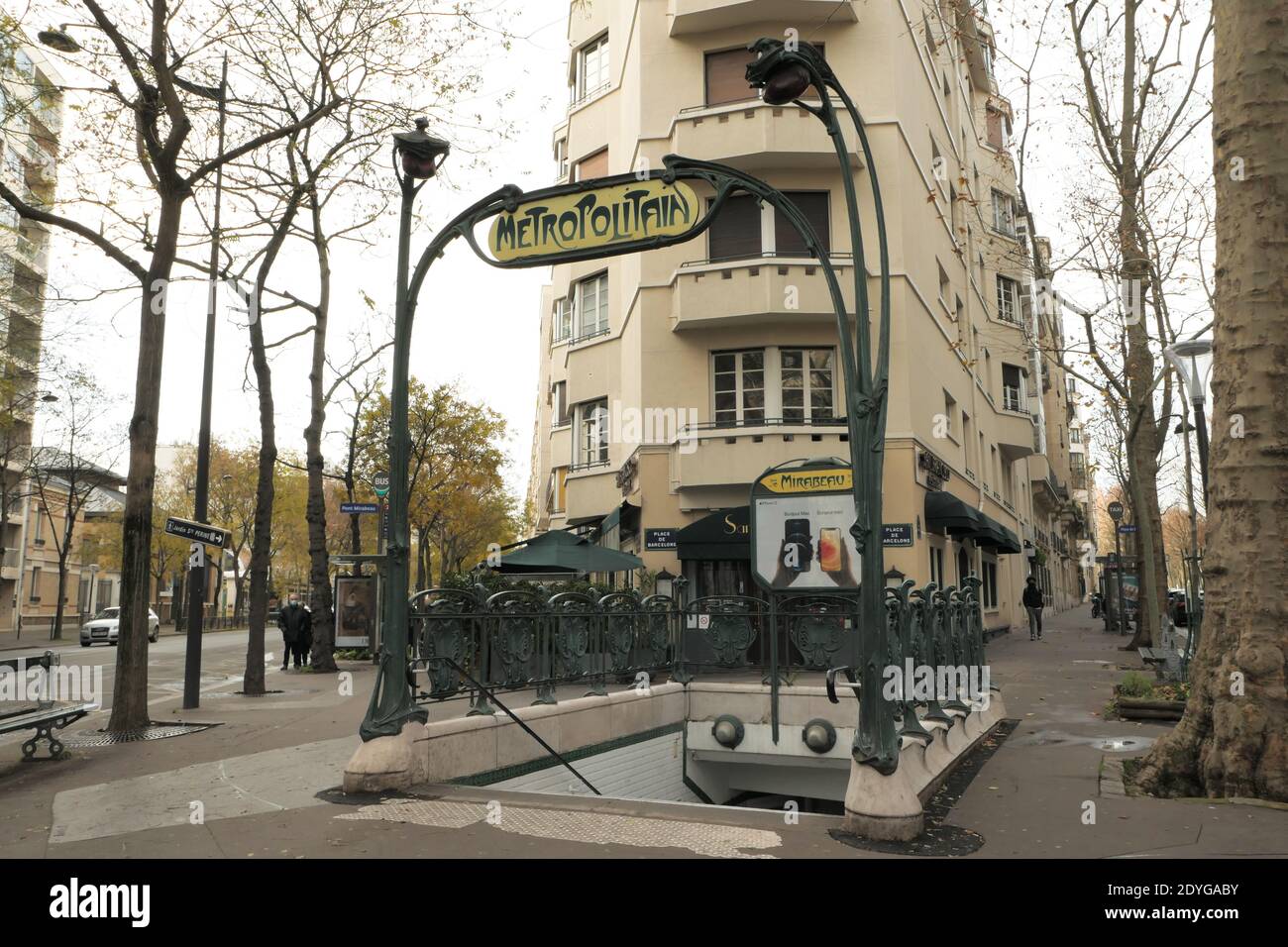 Parigi, Francia. Dicembre 20. 2020. Vista dell'ingresso della stazione della metropolitana di Parigi. Trasporti pubblici. Foto Stock