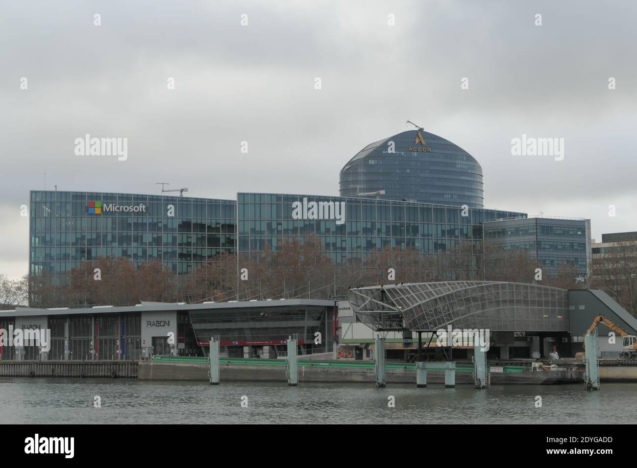 Parigi, Francia. Dicembre 20. 2020. Edificio moderno con uffici del gruppo MICROSOFT IT. Foto Stock