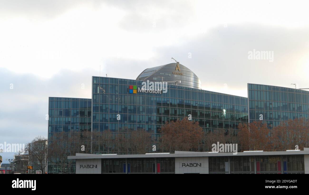 Parigi, Francia. Dicembre 20. 2020. Edificio moderno con uffici del gruppo MICROSOFT IT. Foto Stock