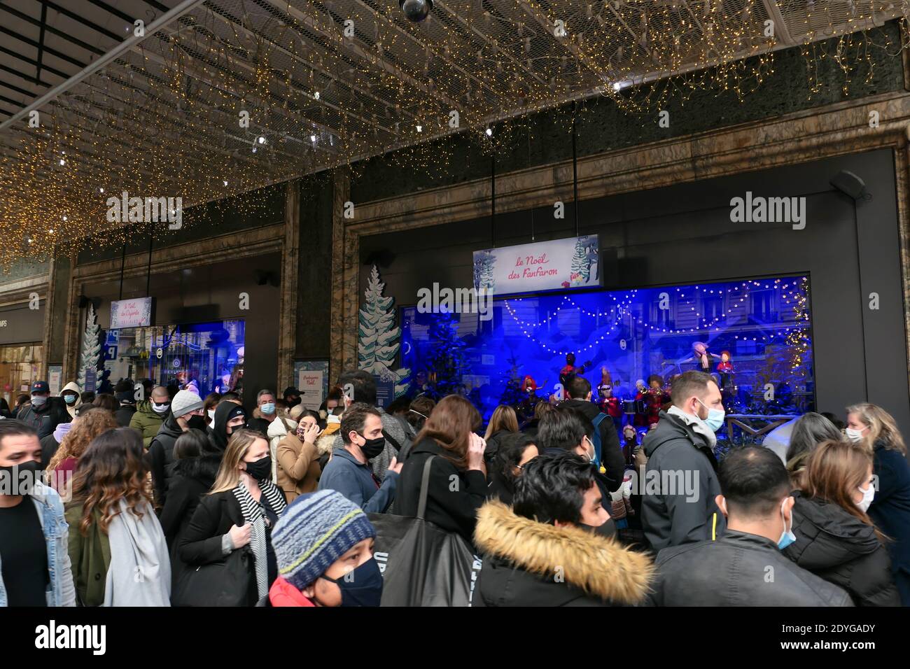 Parigi, Francia. Dicembre 20. 2020. Vetrina di Natale del famoso negozio di moda e lusso Printemps. Persone che guardano le decorazioni. Foto Stock