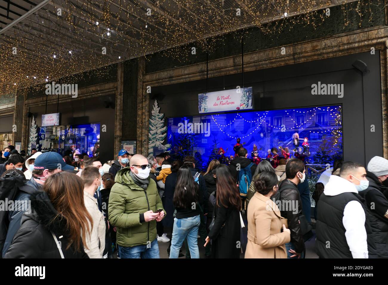 Parigi, Francia. Dicembre 20. 2020. Vetrina di Natale del famoso negozio di moda e lusso Printemps. Persone che guardano le decorazioni. Foto Stock