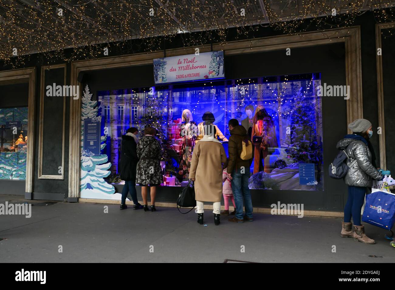 Parigi, Francia. Dicembre 20. 2020. Vetrina di Natale del famoso negozio di moda e lusso Printemps. Persone che guardano le decorazioni. Foto Stock