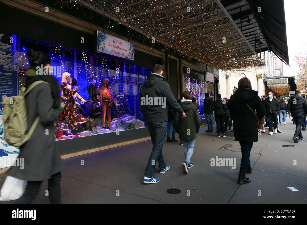 Parigi, Francia. Dicembre 20. 2020. Vetrina di Natale del famoso negozio di moda e lusso Printemps. Persone che guardano le decorazioni. Foto Stock