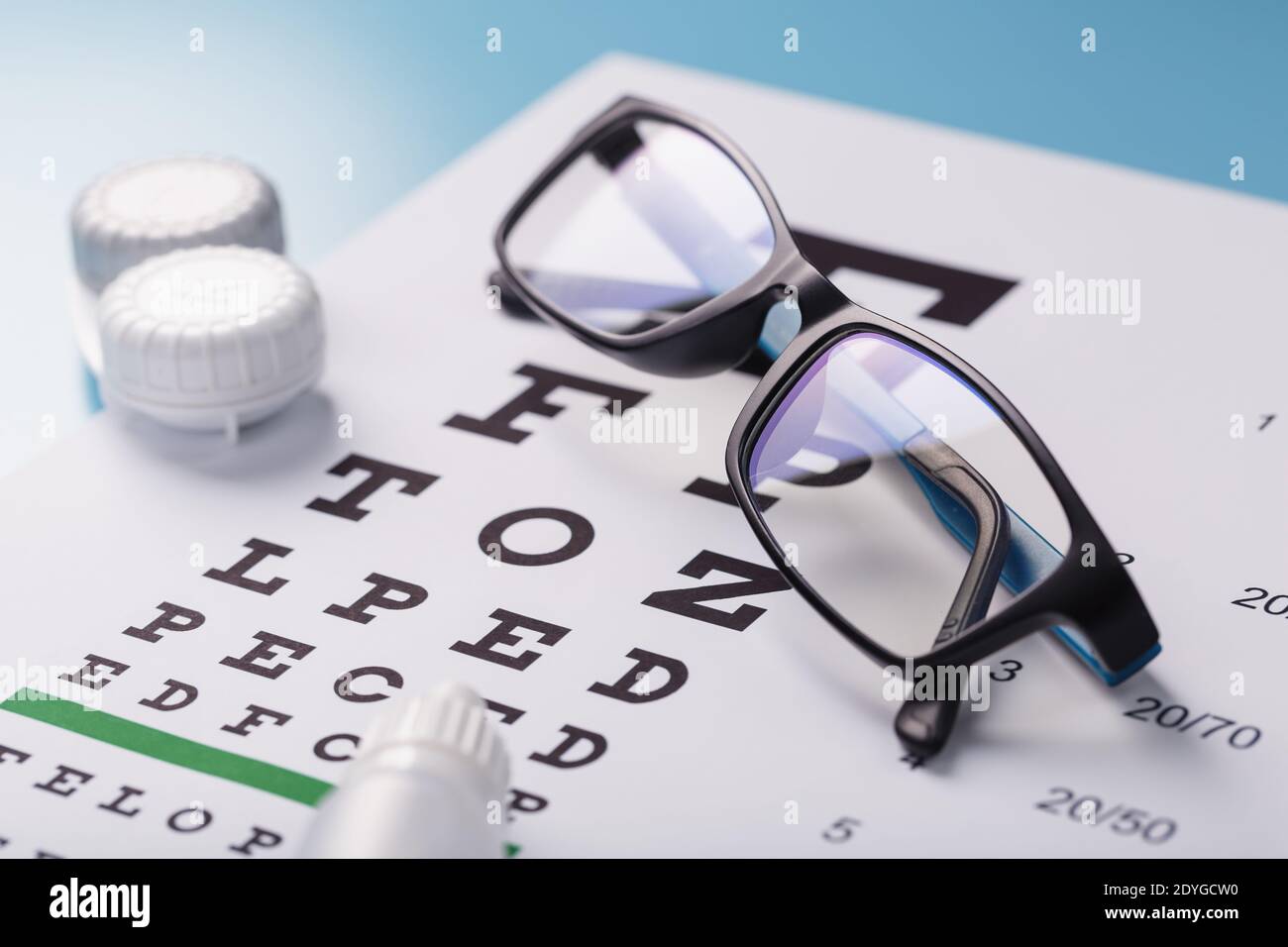 Accessori oftalmici occhiali e lenti con un Eye Test Chart per la  correzione della vista su sfondo blu. Trattamento dei problemi della vista.  Primo piano Foto stock - Alamy