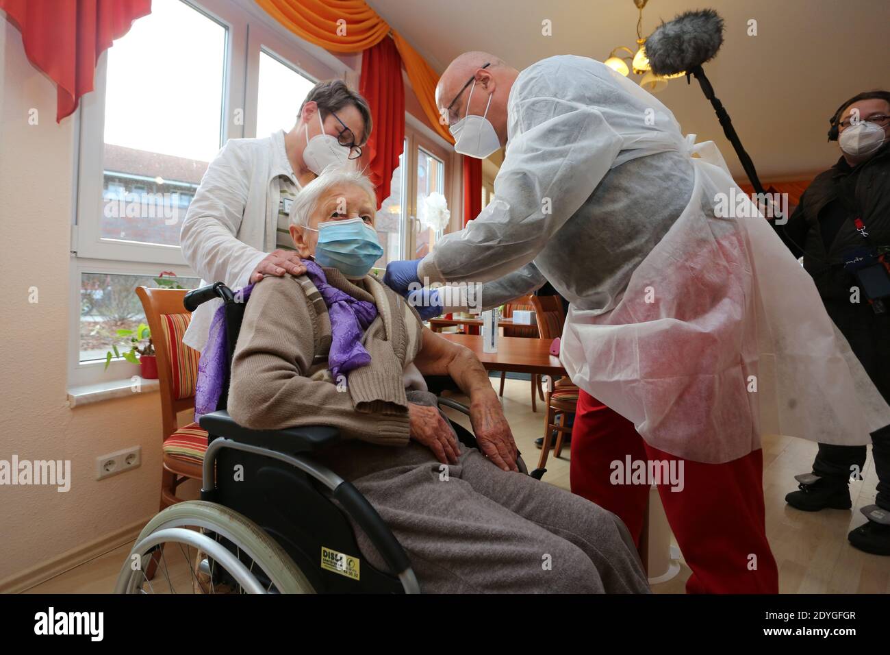 Halberstadt, Germania. 26 Dicembre 2020. Edith Kwoizalla, residente in casa di cura, ha 101 anni ed è stato il primo ad essere vaccinato contro Corona il sabato prima dell'inizio ufficiale della vaccinazione in Germania. Iin il distretto di Harz in una struttura di assistenza senior a Halberstadt (Seniorenzentrum Krüger) i primi residenti e il personale infermieristico sono stati vaccinati con il vaccino Covid-19 di Pfizer-Biontech. Il medico Dr. Bernhard Ellendt (a destra) ha effettuato la vaccinazione. Credit: Matrhias Bein/dpa-Zentralbild/dpa/Alamy Live News Foto Stock