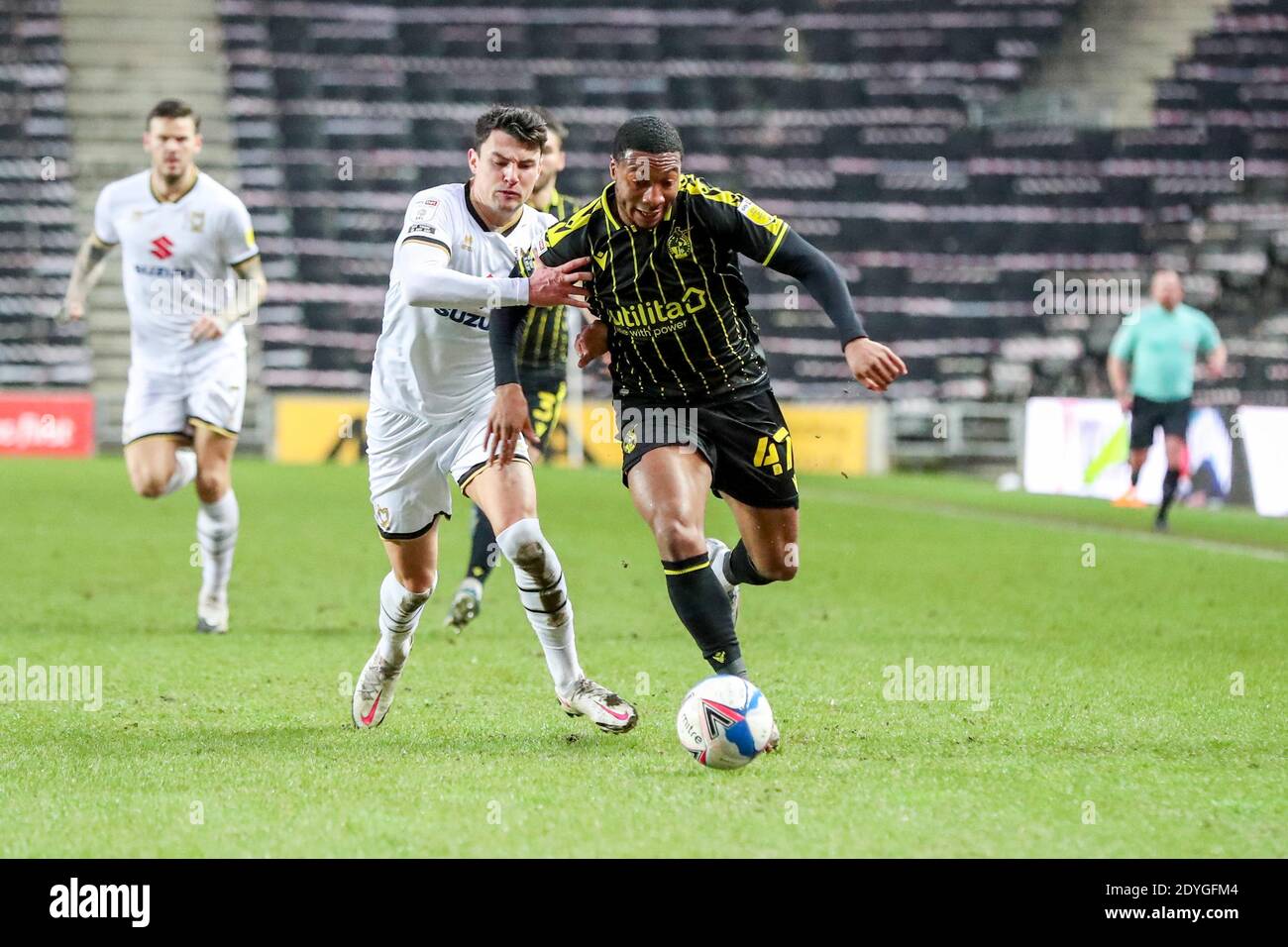 MILTON KEYNES, INGHILTERRA. 26 DICEMBRE. Bristol Rovers Ali Koiki viene sfidato da Milton Keynes Dons Regan Poole durante la prima metà della partita Sky Bet League 1 tra MK Dons e Bristol Rover allo Stadium MK, Milton Keynes sabato 26 dicembre 2020. (Credit: John Cripps | MI News) Credit: MI News & Sport /Alamy Live News Foto Stock