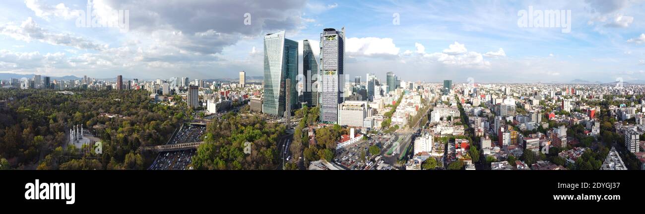 Edifici moderni su Avenue Paseo de la Reforma panorama vista aerea a Città del Messico CDMX, Messico. Foto Stock