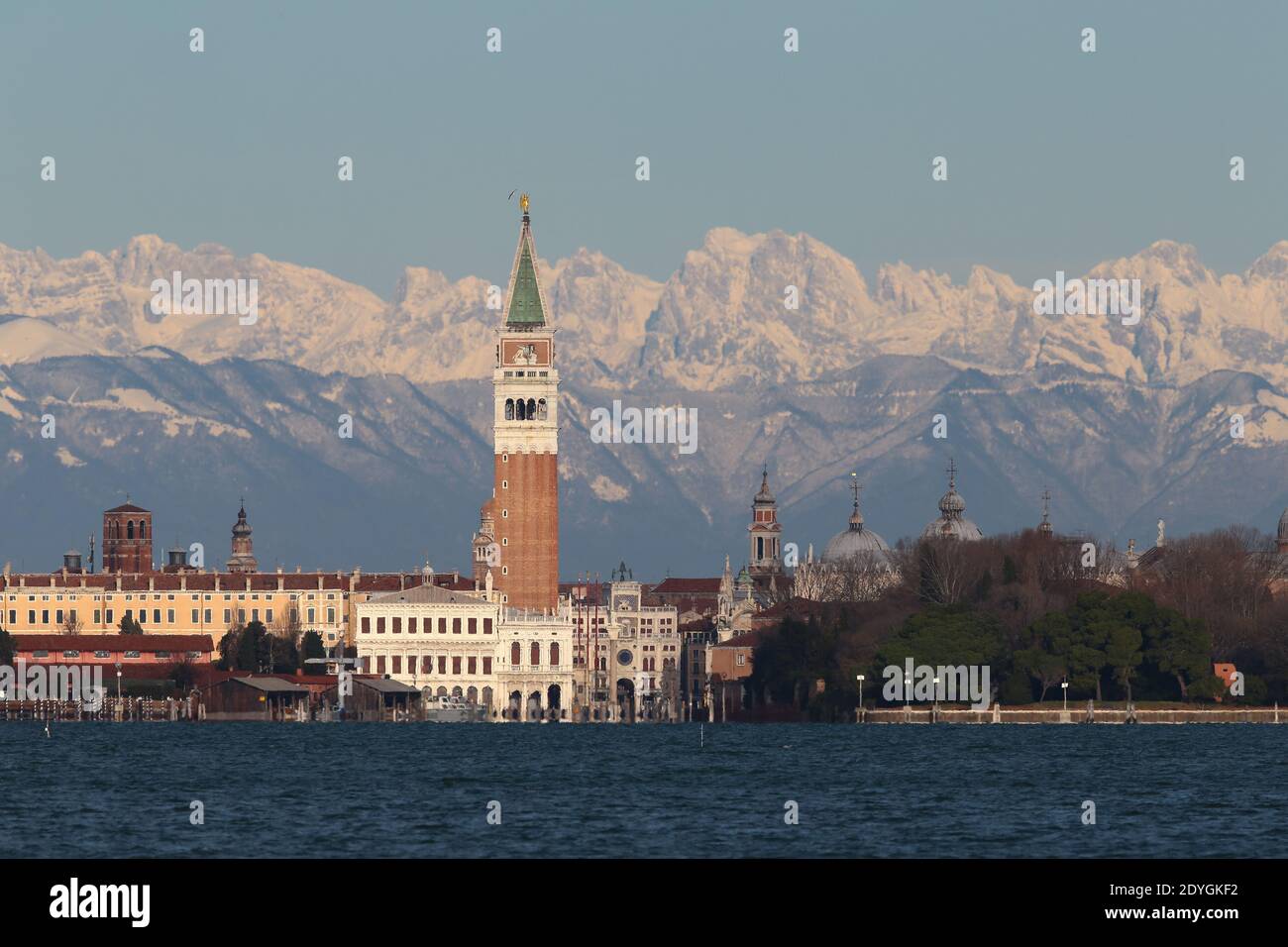 VENEZIA, ITALIA 26 DICEMBRE 2020: Dopo giorni di maltempo, si può assistere al fenomeno del 'drario' che è Venezia con lo sfondo delle Dolomiti Foto Stock