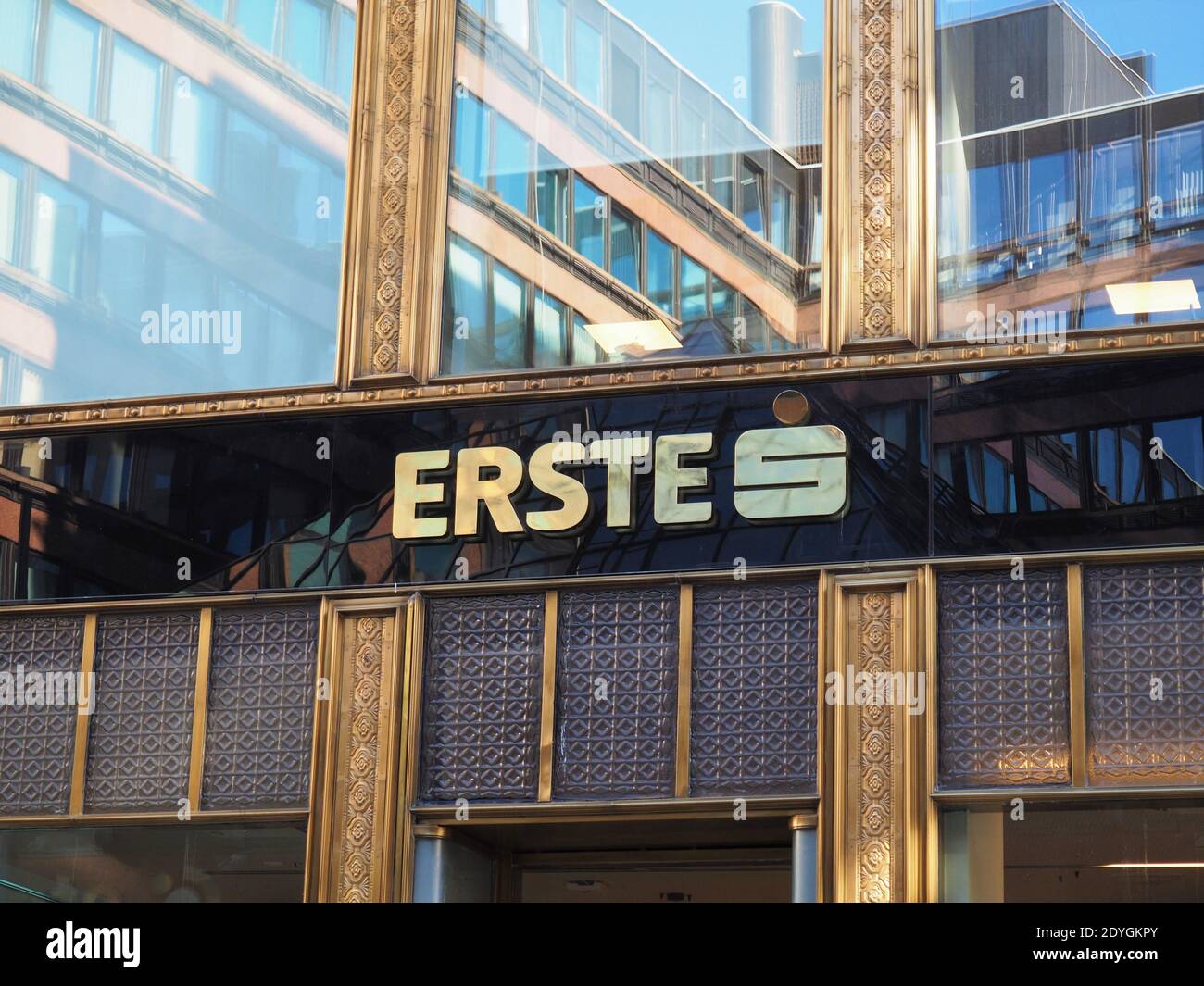 Budapest, Ungheria - 08 ottobre 2020: Logo della banca Erste sulla facciata di un vecchio edificio storico nel centro di Budapest Foto Stock