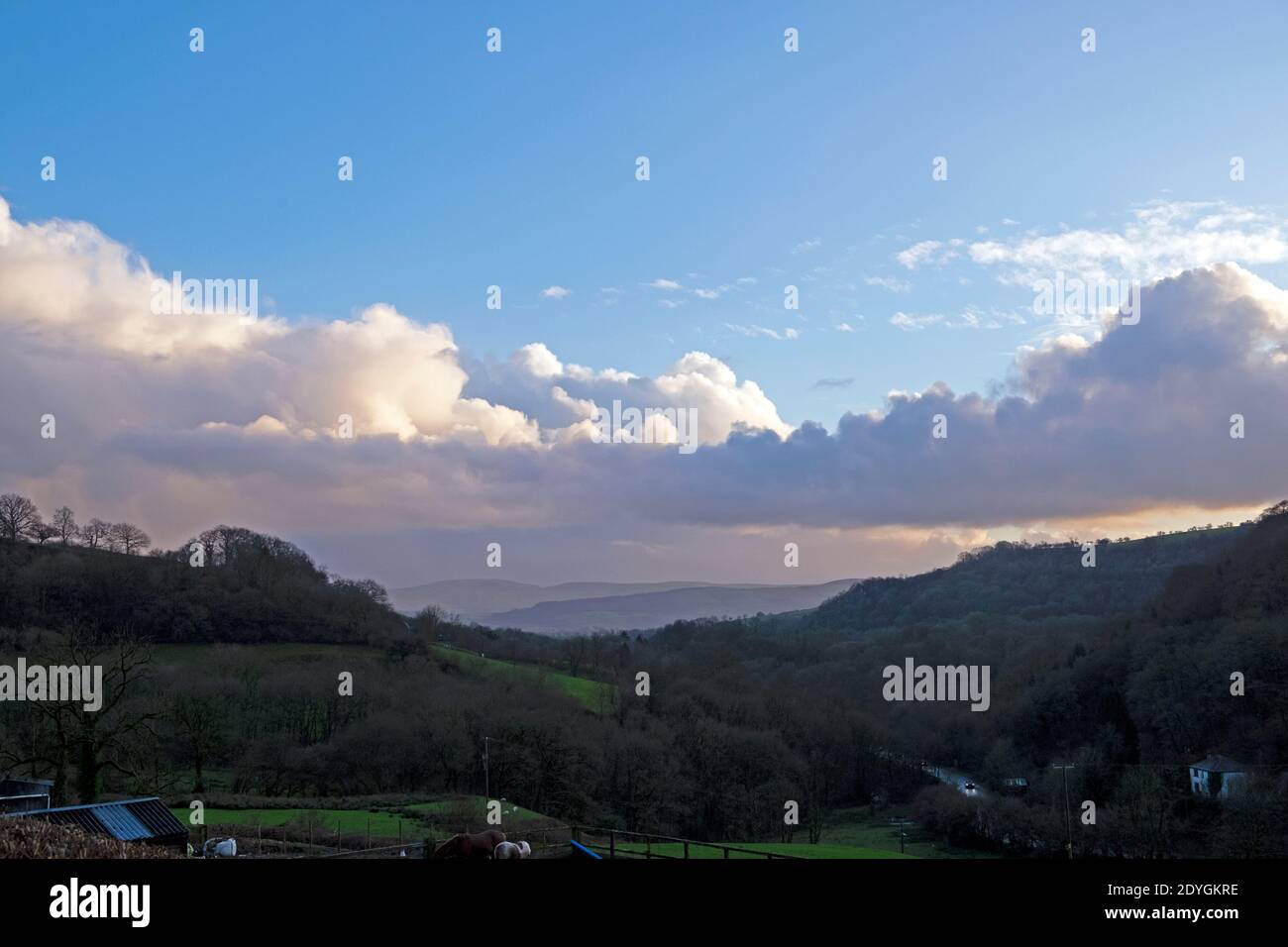 Cielo blu con copia spazio cumulo nuvole all'orizzonte gallese Colline paesaggio in inverno Carmarthensshire Galles UK KATHY DEWITT Foto Stock
